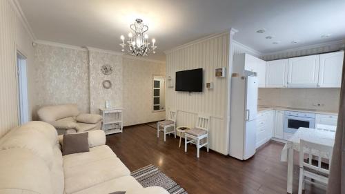 第聂伯罗Apartment in the Centre of City的一间带白色沙发的客厅和一间厨房