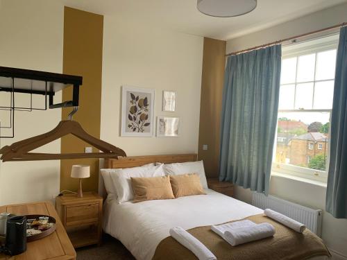 Forest HillThe Fox & Hounds的一间卧室设有一张大床和一个窗户。
