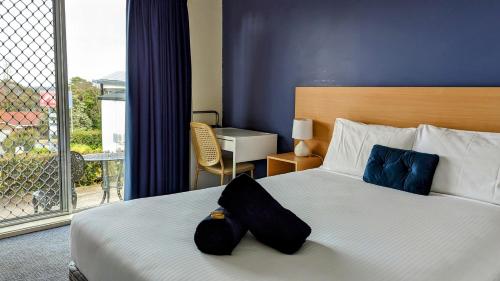 阿米代尔Armidale Inn的酒店客房设有一张床和一个阳台。