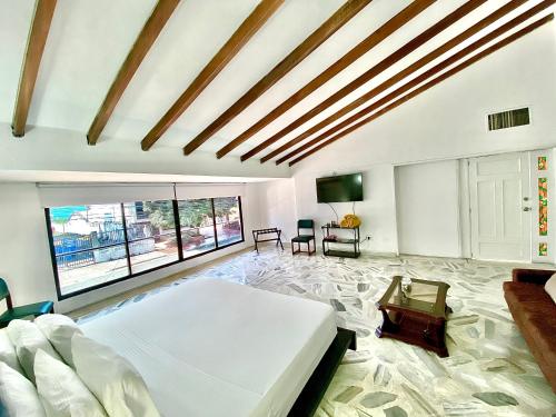卡利圣洛朗酒店的卧室设有一张白色大床和大窗户