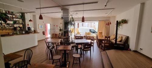 波尔蒂芒Aldeia de Portimão的一间在房间内配有桌椅的餐厅