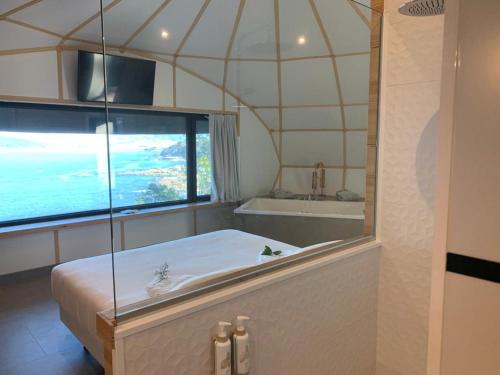 巴约讷GLAMPING DO MAR的带浴缸和盥洗盆的大浴室