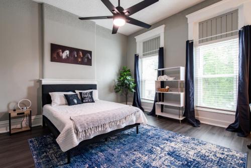 路易斯威尔Suite near downtown Louisville, KY - Suite V的一间卧室配有一张床和吊扇
