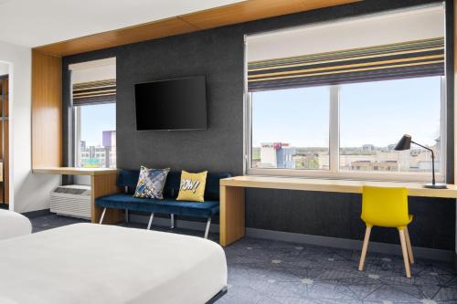 罗斯芒特芝加哥奥黑尔雅乐轩酒店的酒店客房设有一张床、一张书桌和窗户。