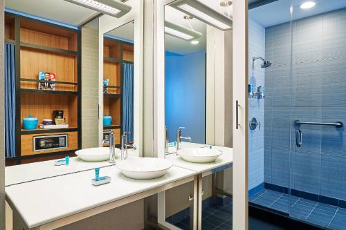 罗斯芒特芝加哥奥黑尔雅乐轩酒店的一间带两个盥洗盆和淋浴的浴室