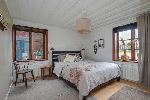 FryksåsBrudtallen的一间卧室配有一张床、一把椅子和窗户。