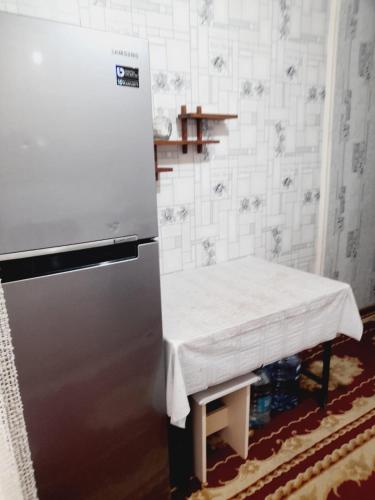 甘贾SAMIR GUEST HOUSE的厨房配有桌子和冰箱