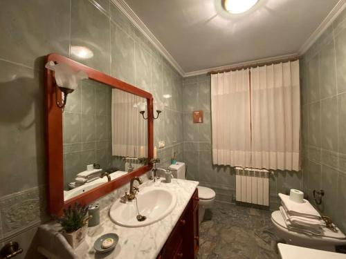 布龙查莱斯Casa Rural María Josefa的一间带水槽、卫生间和镜子的浴室