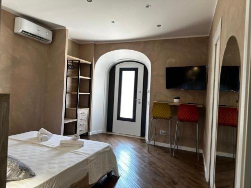 蒙特-坡佐-卡多Casa Catone (affitta camere)的一间卧室配有一张床,另一间卧室配有窗户