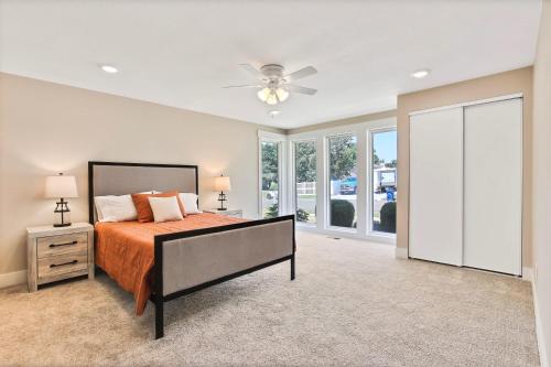 EagleStunning Golf Course Retreat 4BR Home的一间卧室配有一张床和吊扇