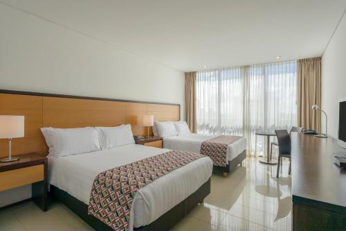 巴兰基亚草原之星酒店的酒店客房配有两张床和一张书桌