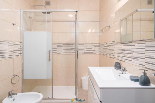 阿尔沃尔Quinta dos Arcos - Apartamento Viva Local的带淋浴、盥洗盆和卫生间的浴室