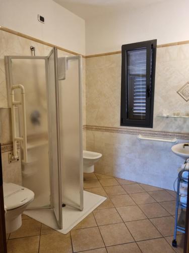马达莱纳德尔伊索莱酒店的带淋浴和卫生间的浴室以及窗户。