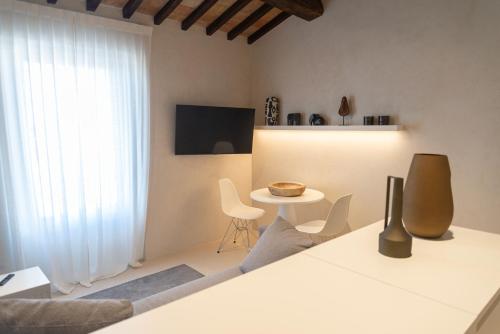 阿西西Xenios Assisi的白色的客厅配有桌椅