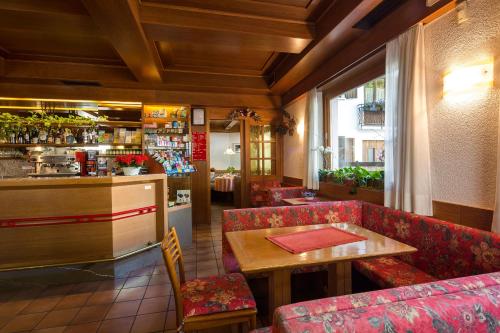 罗卡皮耶托雷艾塞雷早餐酒店的一间带红色椅子和桌子的餐厅和一间酒吧