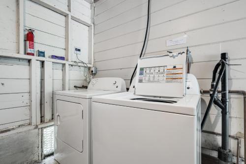 OrickPrairie Beach Home的洗衣房配有2个盥洗盆和1台洗衣机