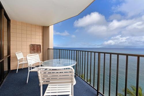 卡哈纳谷岛＃808号公寓的一个带桌椅的海景阳台