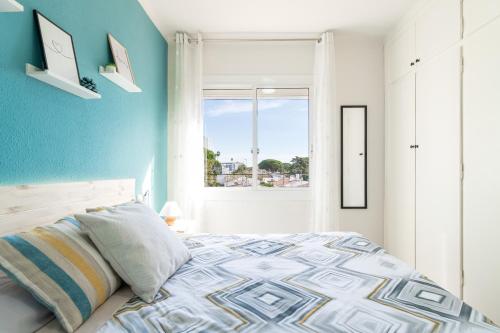 坎布里尔斯Coastal Paradise & Cozy Home with a 150m from the Beach!的一间卧室设有一张床和一个窗口