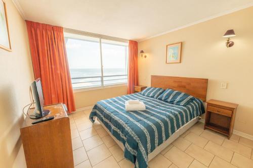 维纳德马Oceana Suites Eurovista的一间卧室设有一张床,享有海景
