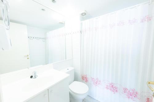维纳德马Oceana Suites Eurovista的白色的浴室设有卫生间和水槽。