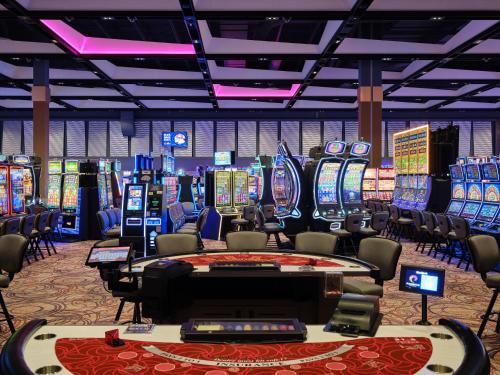 皮克灵Pickering Casino Resort的赌场设有许多老虎机和扑克桌