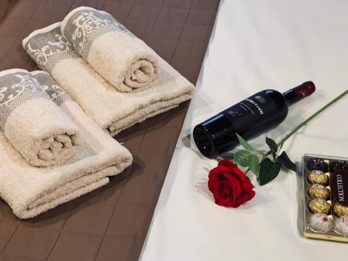 罗夫诺Nirvana的桌子上的几条毛巾和一瓶葡萄酒