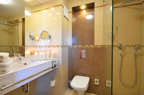 科沃布热格汉斯提克酒店 －仅限成人入住的带淋浴、卫生间和盥洗盆的浴室