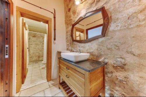 巴尔White Scale Agroturizmo的一间带水槽和镜子的浴室