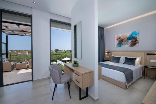 阿基阿婆斯托里Cretan Queen Residences的一间卧室配有一张床和一张桌子及椅子