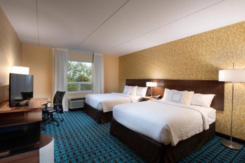埃德蒙顿北埃德蒙顿费尔菲尔德客栈的酒店客房设有两张床和一台平面电视。
