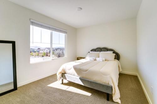 里诺Modern Reno Vacation Home Easy Access to Nature的一间卧室设有一张床和一个窗口