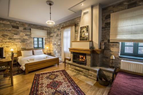 蒂洛弗盖亚旅馆的一间卧室配有一张床和一个壁炉