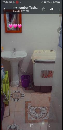 布莱克河Fee easy studio的浴室配有盥洗盆、卫生间和盥洗盆。