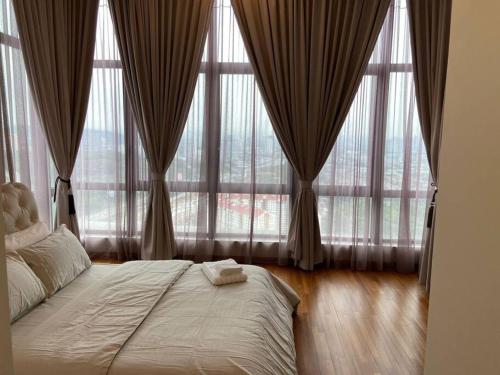 科塔达曼萨拉Tropicana Grande Luxurious Stay的卧室设有大窗户,前面设有一张床