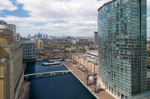 伦敦London Marriott Hotel Canary Wharf的河流和建筑城市美景