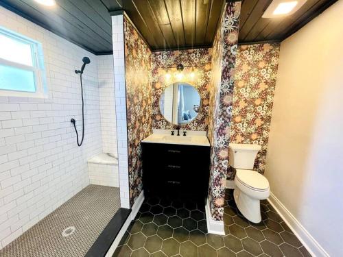 坦帕Luxury - Pet Friendly, Farmhouse Bungalow DT Tampa的一间带卫生间、水槽和镜子的浴室