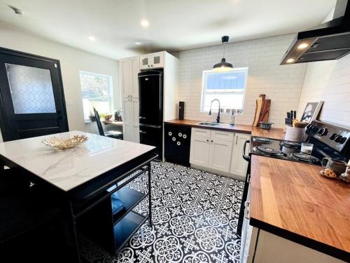 坦帕Luxury - Pet Friendly, Farmhouse Bungalow DT Tampa的厨房铺有黑白色瓷砖地板。