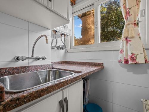 格拉玛多Araucárias 302的厨房设有水槽和窗户。