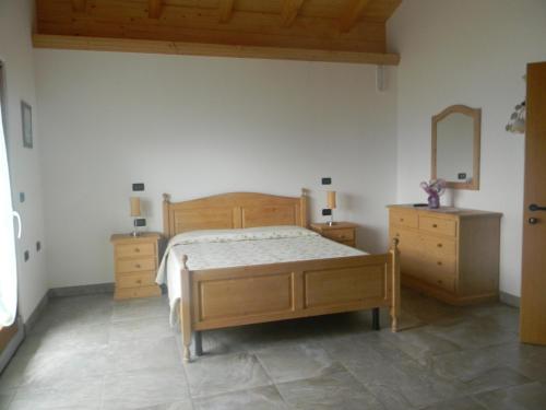 Revò阿格里图威斯达拉戈住宿加早餐旅馆的一间卧室配有床、两个梳妆台和镜子
