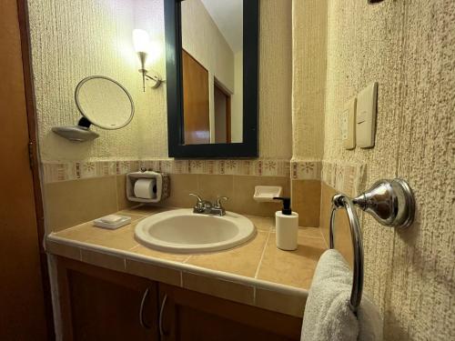 坎昆CENTRO, CERCA ToDo的一间带水槽和镜子的浴室