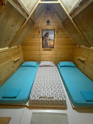 萨兰达Camping Albania-Secret Village Den的小屋内带两张床的小房间