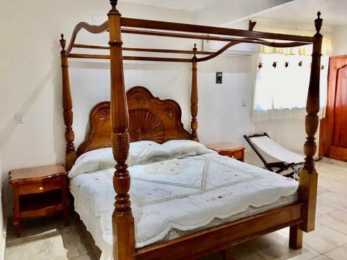 CosoleacaqueHotel Cosoleacaque Centro的一间卧室配有一张木床和木架