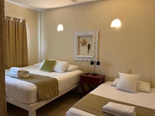 坎昆CENTRO, CERCA ToDo的酒店客房,设有两张床和镜子