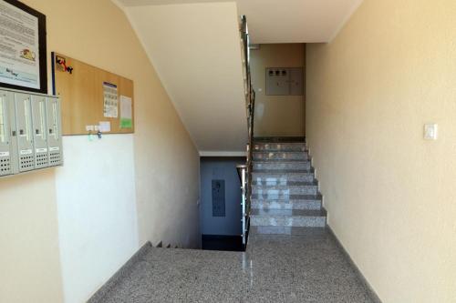 普莱曼图拉Apartman Cinkopan Premantura 1的蓝色门楼内带楼梯的走廊