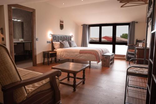 梅迪纳塞利HOTEL POSADA LaS RETAJAS的一间卧室配有一张床、一张沙发和一把椅子