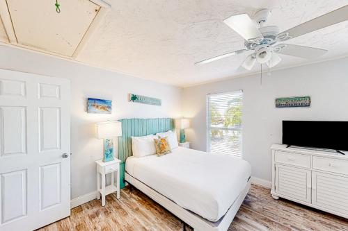 基克罗尼海滩Breezy Keys的白色卧室配有床和吊扇