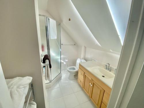 尼亚加拉瀑布Cozy 1-bedroom loft with falls view 4mins to falls的白色的浴室设有水槽和卫生间。