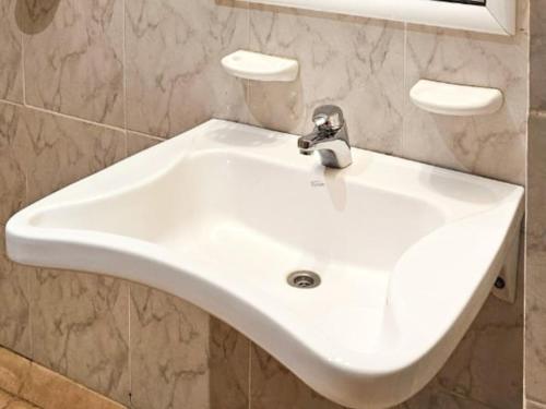 卡薇亚惠Hotel Nuke Piren的浴室设有白色水槽和镜子