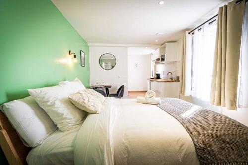 圣康坦L'Albatros 005 - Hypercentre * Cosy * Wifi的卧室配有一张大白色床和窗户
