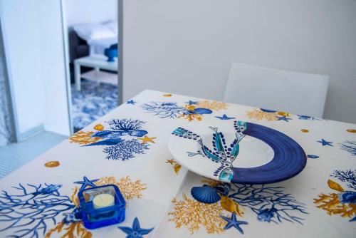 维耶特里Casa Blu的一张带蓝白桌布的桌子